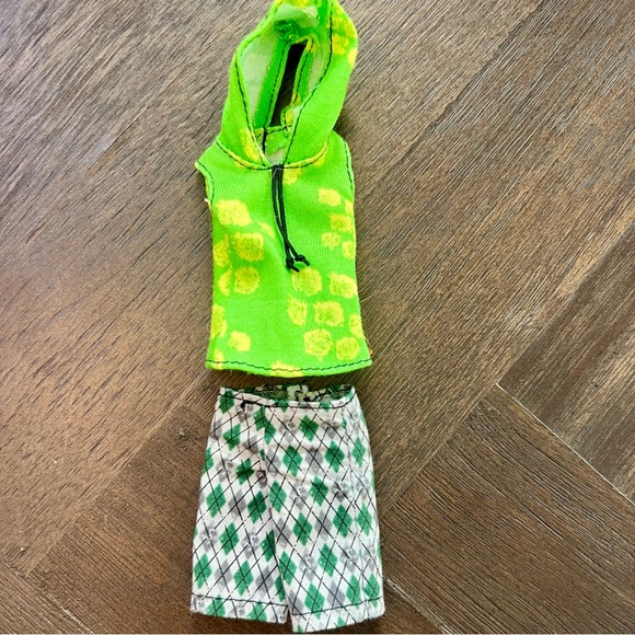 MONSTER HIGH Lot Duece Gorgon Outfit Basketball Shoes Sunglasses Shorts Belt - Picture 3 of 4